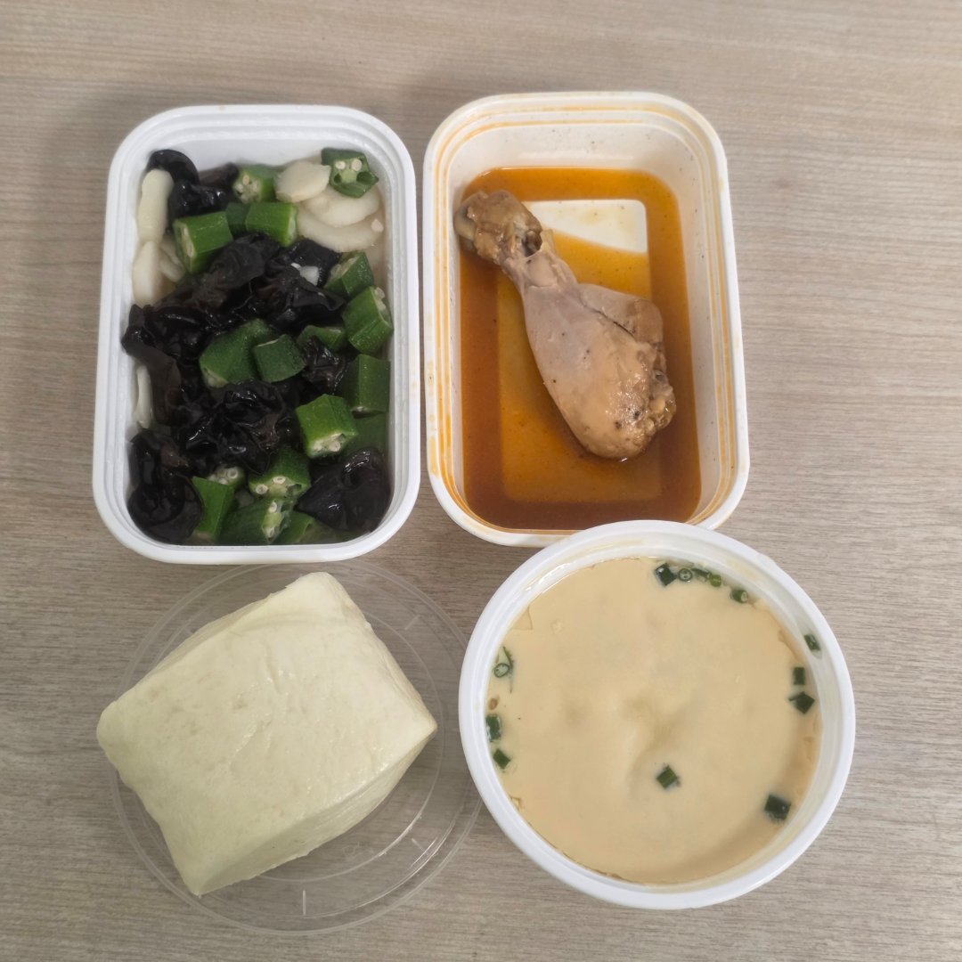 最近晚餐爱上老乡鸡。秋葵马蹄炒木耳，蒸鸡蛋，鸡腿，馒头。减脂餐 ​​​