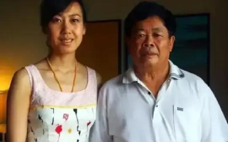 1971年，一名30多岁女子到厂里偷东西，被曹德旺当场抓住，女子吓得瘫坐在地，哭