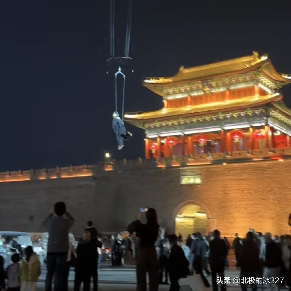 大名府古城又开始整活儿了！
国庆七天，大名府古城北门连续七天空中撒花仙子威亚表演