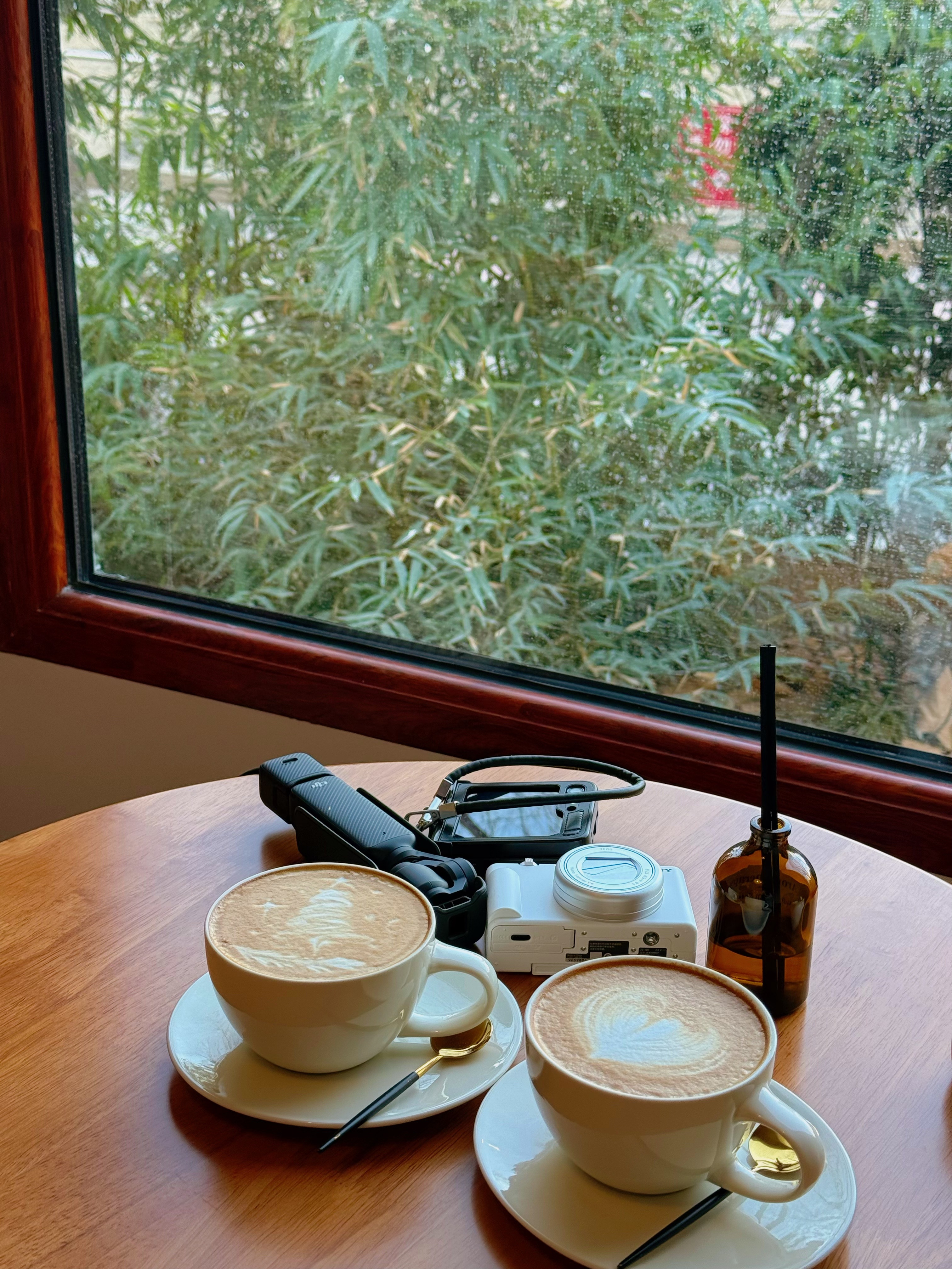 一个平常的下午具象的幸福，一起和姐妹越喝咖啡就很幸福，聊了很久很久的生活工作及八