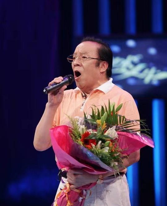 歌唱家杨洪基说:我唱三国演义主题曲，滚滚长江东逝水，拿了9万块，毛阿敏唱片尾曲历