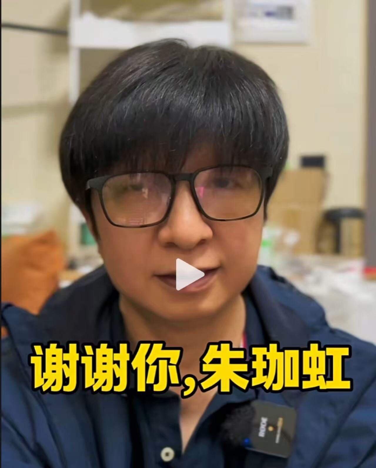 男子在广东行驶证需要换证，被杭州车管所的工作人员要求本人或者朋友代办！男子觉得被