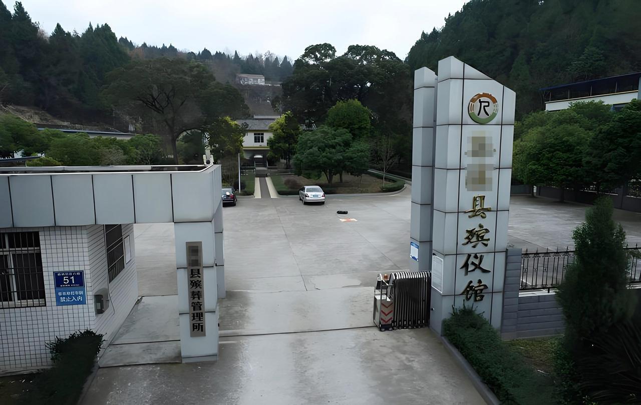 同学今年46岁，在县城民政部门当办公室主任，干了有好几年。他平常做事低调务实，不