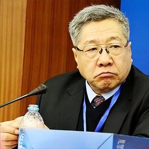 养老金改革专家卡点退休引发热议，规则之内的选择，为何触动大众敏感神经
 
社保领