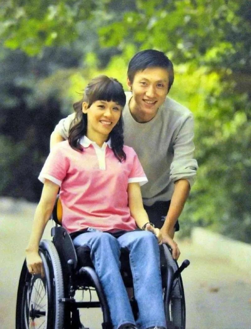 桑兰瘫痪27年了，生活完全依赖他人。喝水、吃饭、盖被子、穿衣服，全都要别人帮忙。