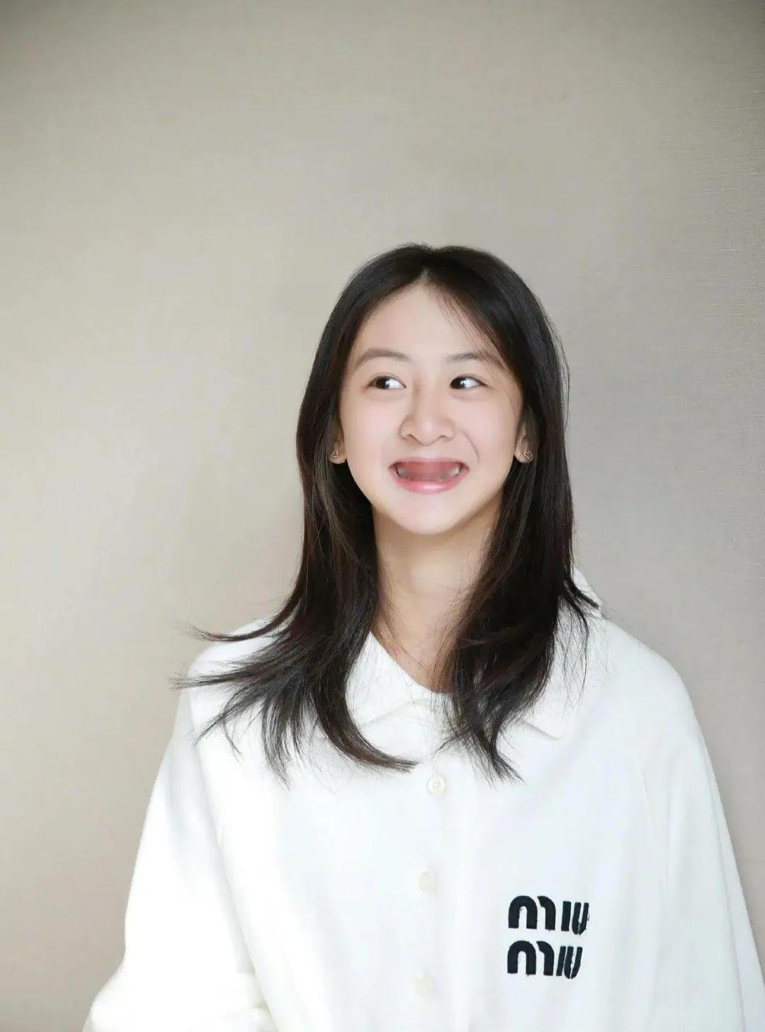 森蝶将来要是像郑钦文一样打网球为国争光，绝对是世界级的美女网球运动员，什么莎拉波