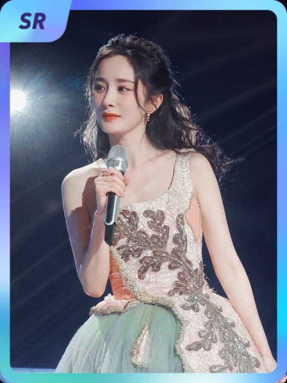 杨幂[超话] 集卡互助ing~送你一张““八字没一撇”演唱会”SR卡“遇见你小幸