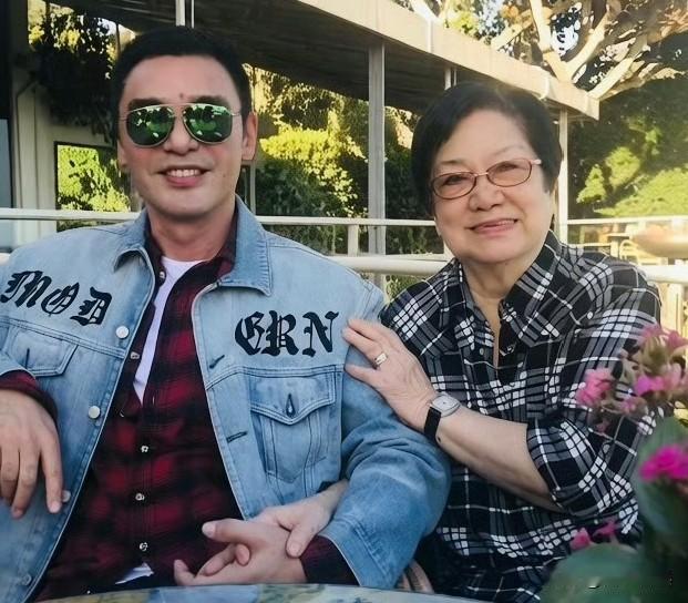 当73岁的钟镇涛还有妈妈可以叫，是不是一种旁人羡慕不来的幸福？可这份幸福，在6月