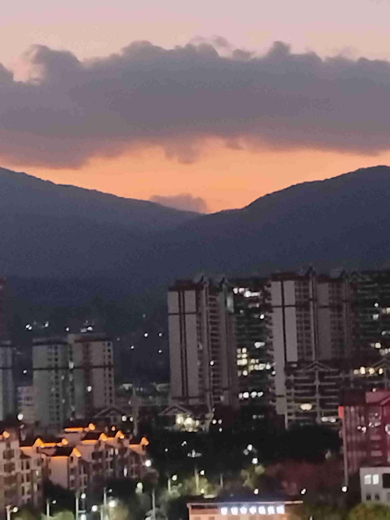 带定位晒今日生活 
我的今日状态：😁轻松愉快
我这里的天气：☀️晴天
吃过晚饭