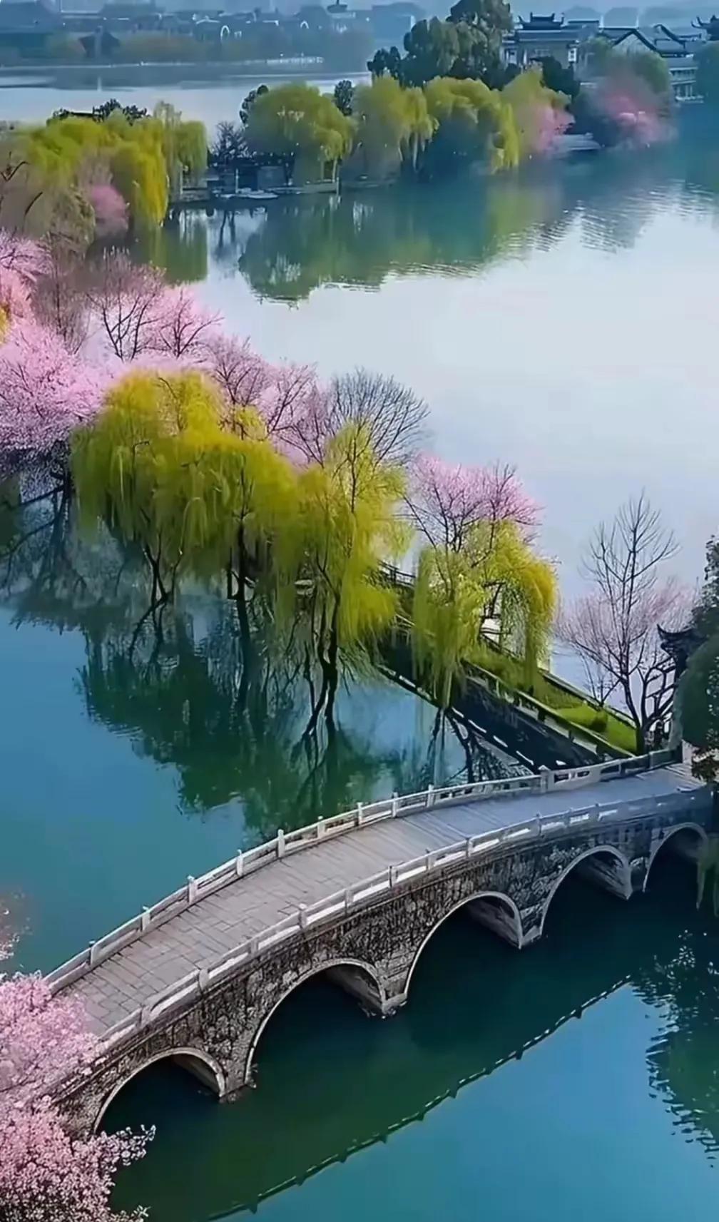 上联：云雾笼罩清江貌；
下联：？？？