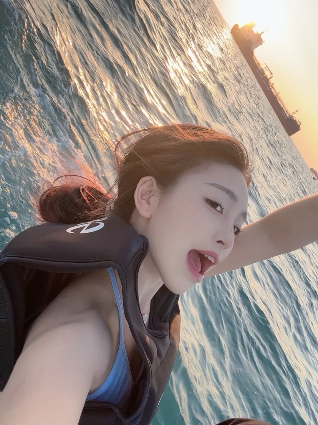 希望 逆风如解意  大风吹来人民币