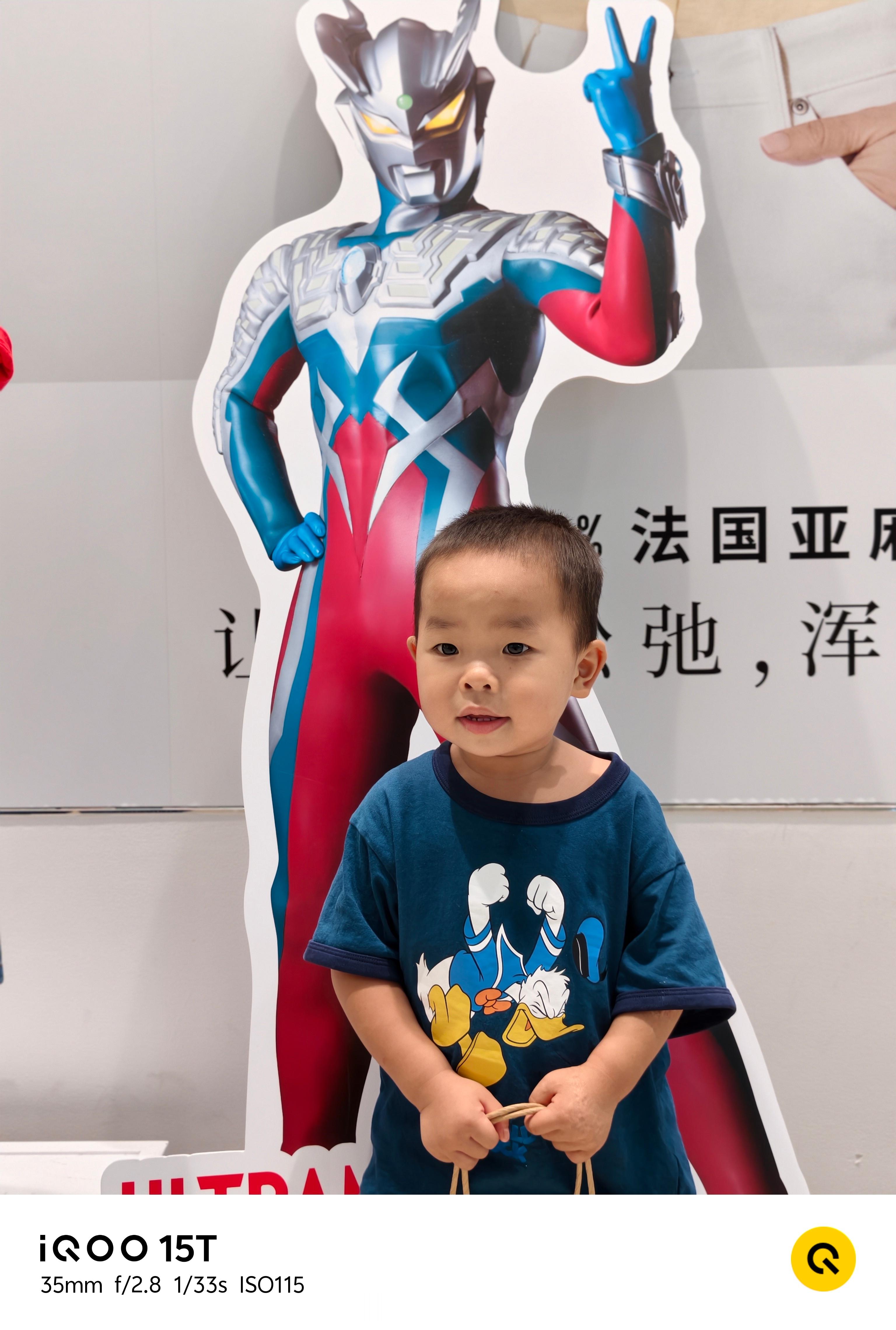 带儿子去买衣服，试了几件他都摇头，他只要奥特曼的。不给买，他直接躺地上撒泼打滚。