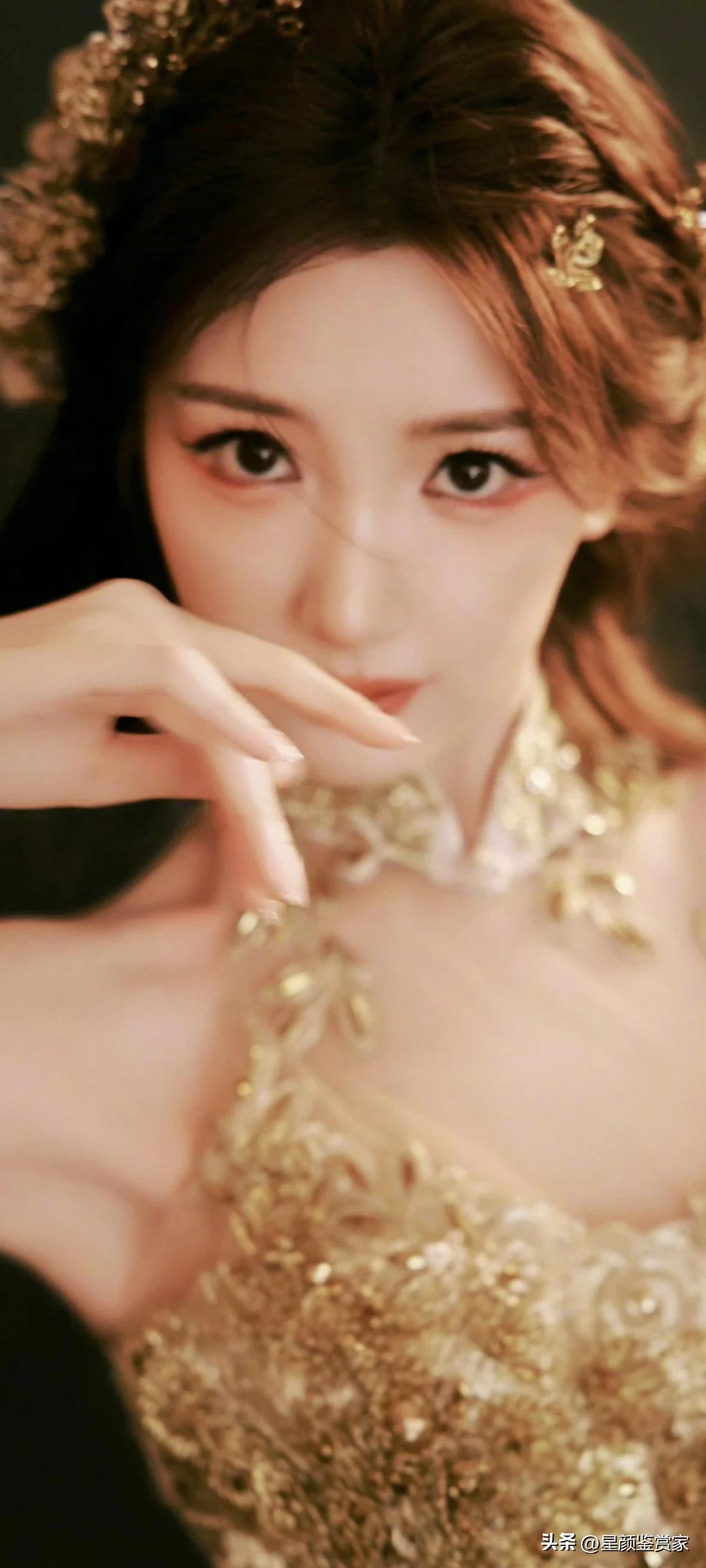 毛晓彤壁纸写真～
像画里走出来的古典美人，鎏金颈饰与轻透纱袖，每一处都写着“贵气