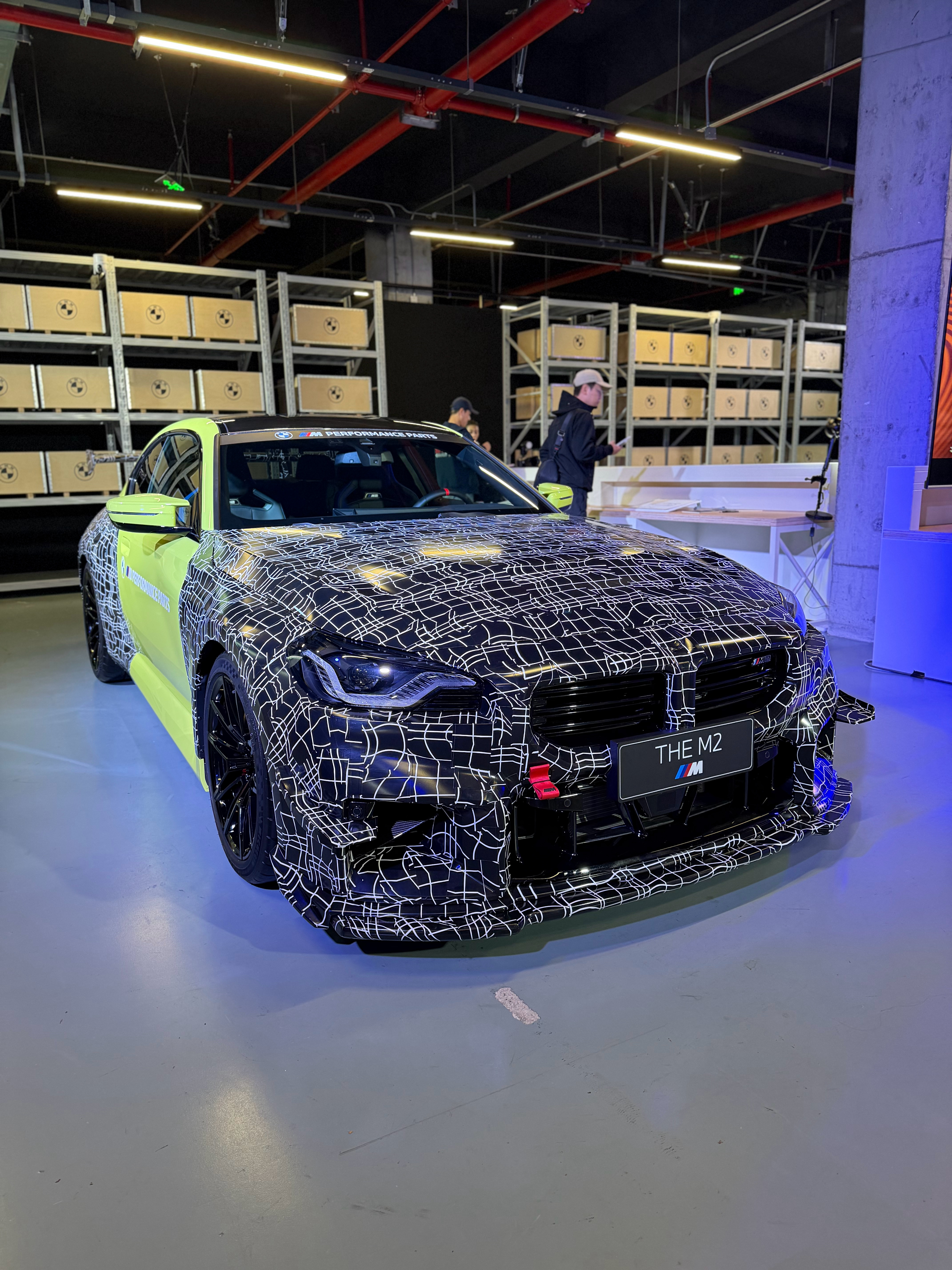 宝马M2的新款M Performance套件，夸张的风刀、鹅颈尾翼等。这伪装贴的