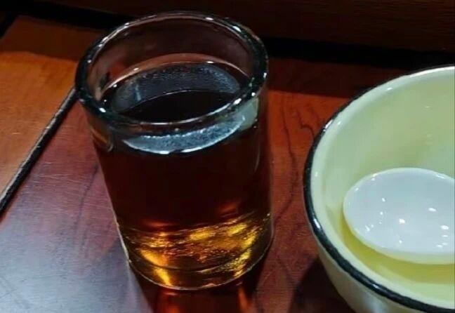 今晚兴致颇高，小酌一杯。 温上一壶黄酒，放几粒冰糖，顿时鼻端有醇香萦绕。黄酒入口