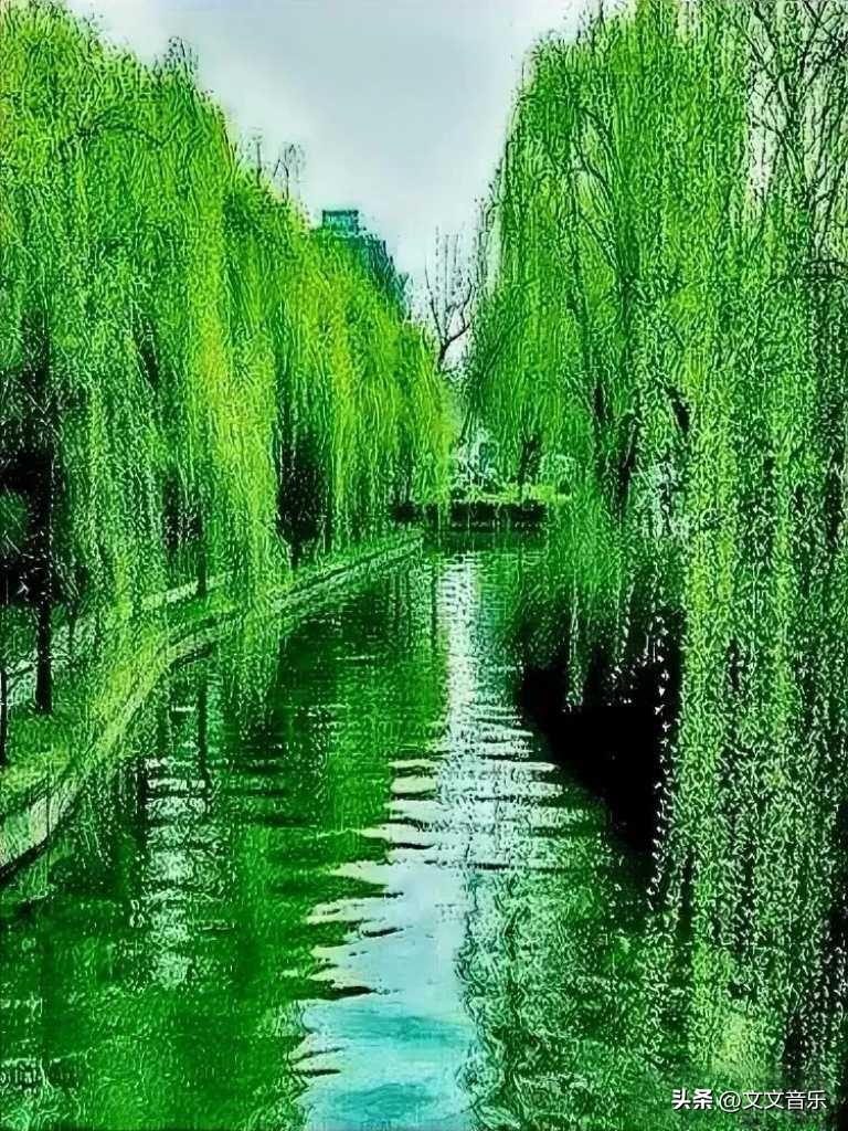 “春水映红桃”与“夏风抚绿柳”相对，春对夏、水对风、映对抚、红桃对绿柳，色彩鲜明