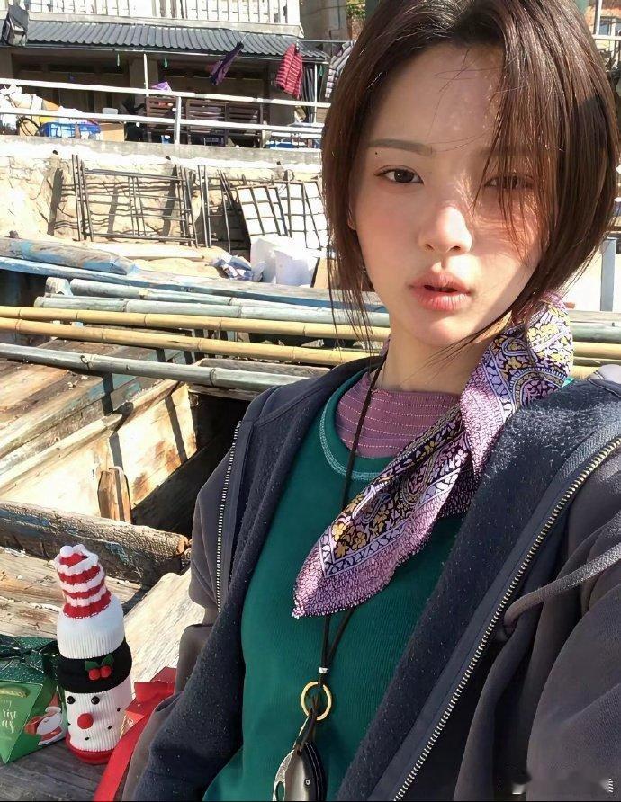 杨超越居然把这么丑的衣服穿出了一种古着感，果然美女就是批麻袋都能出片的 