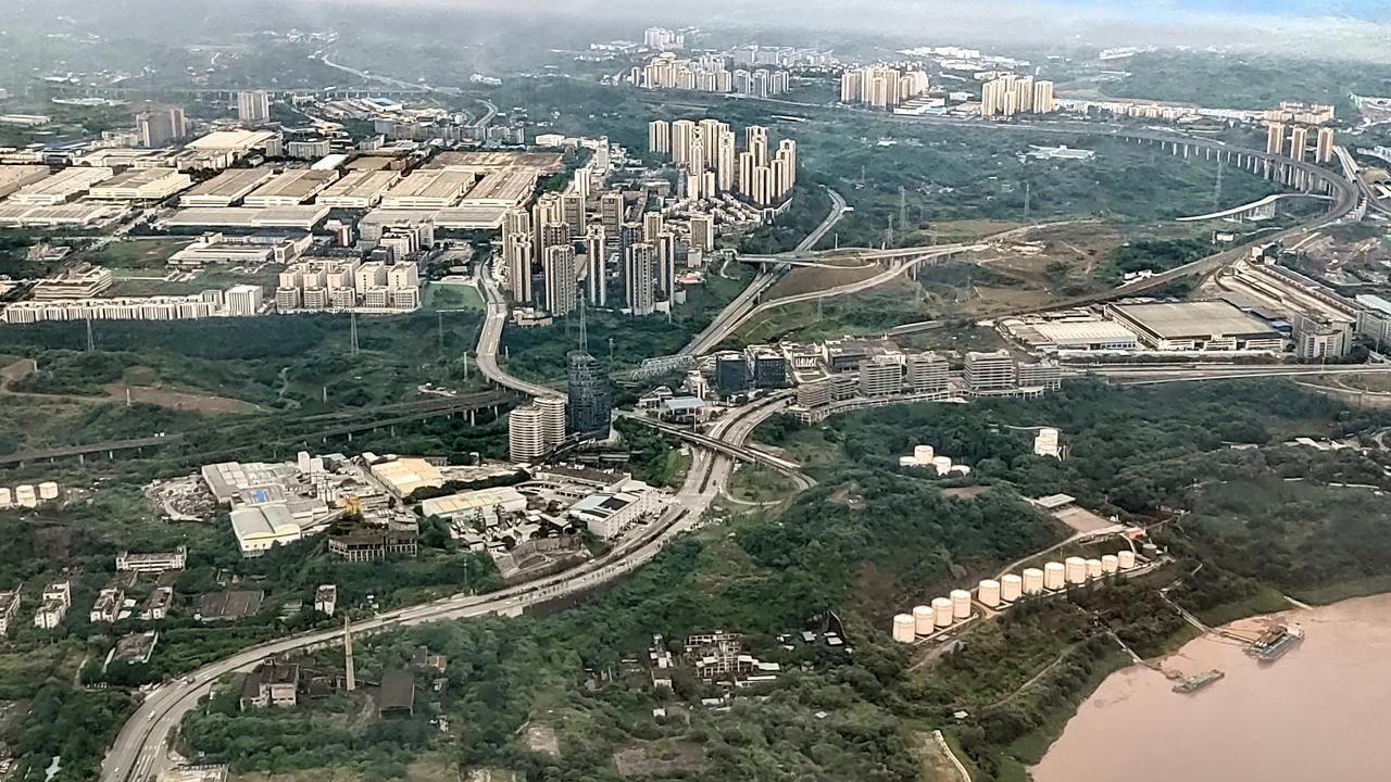 5月19日，搭乘飞机前往重庆。当飞机缓缓下降，从高空俯瞰重庆，那景象着实令人震撼