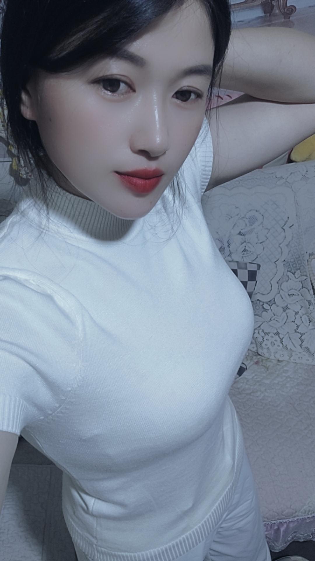 喜欢一个人就是这样，想念的时候，看上一眼，心里就会觉得很暖，牵挂的时候...