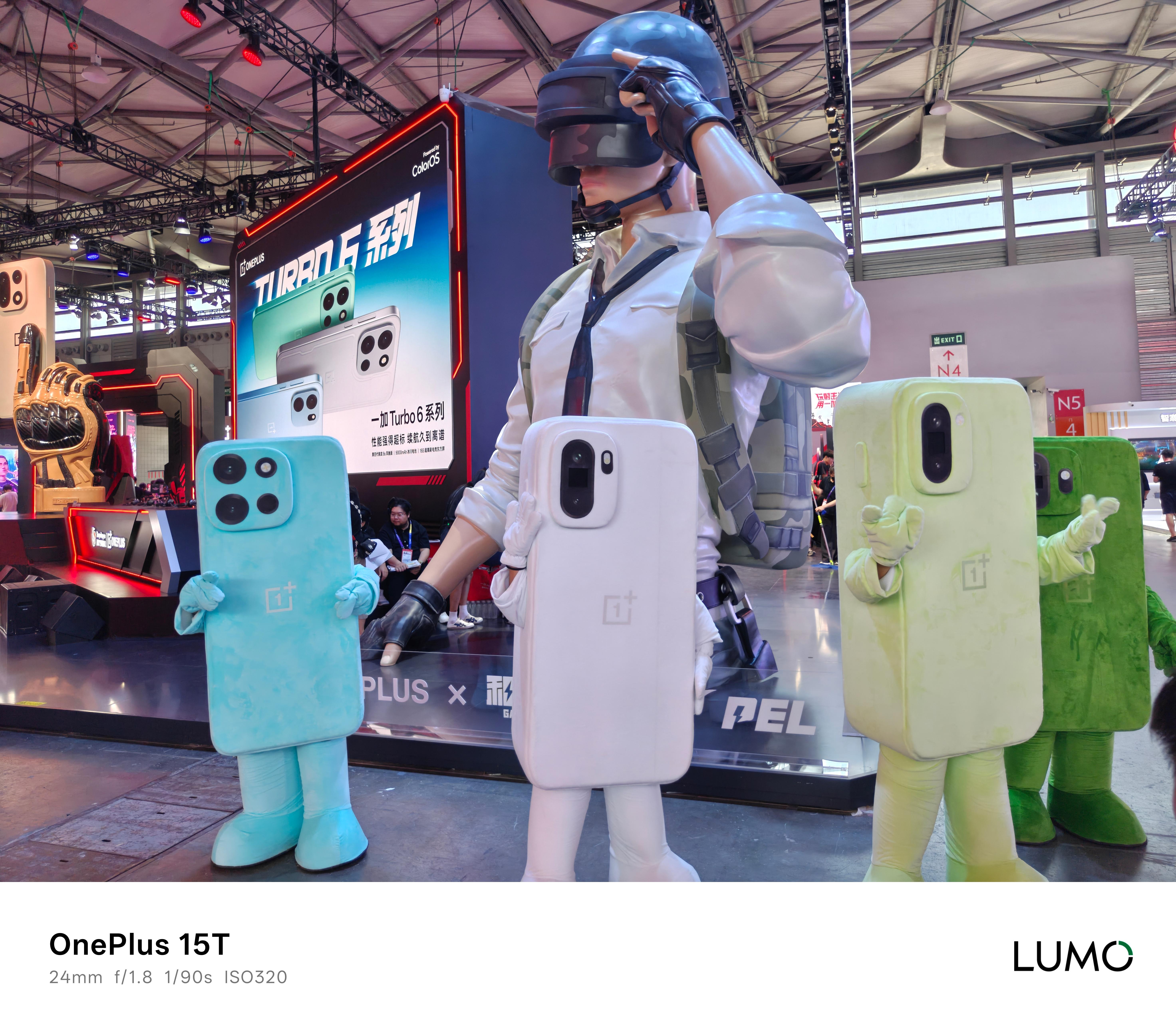 一加今年的 ChinaJoy 整体更游戏电竞风了，展台 主打「玩射击游戏，用一加