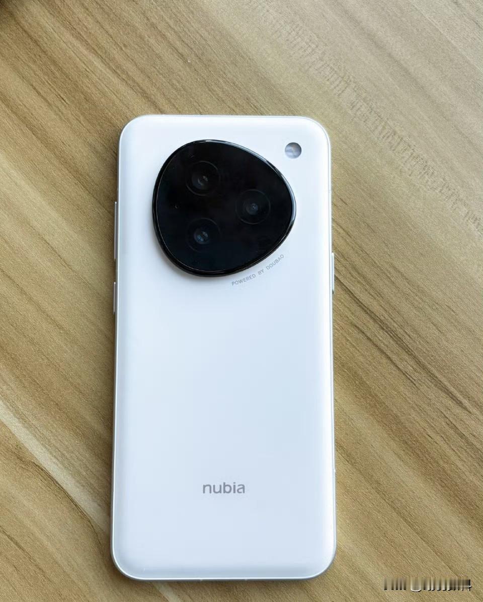 豆包手机想用AI登录重要APP
目前看来都较困难
这并非手机本身的问题
而是各大