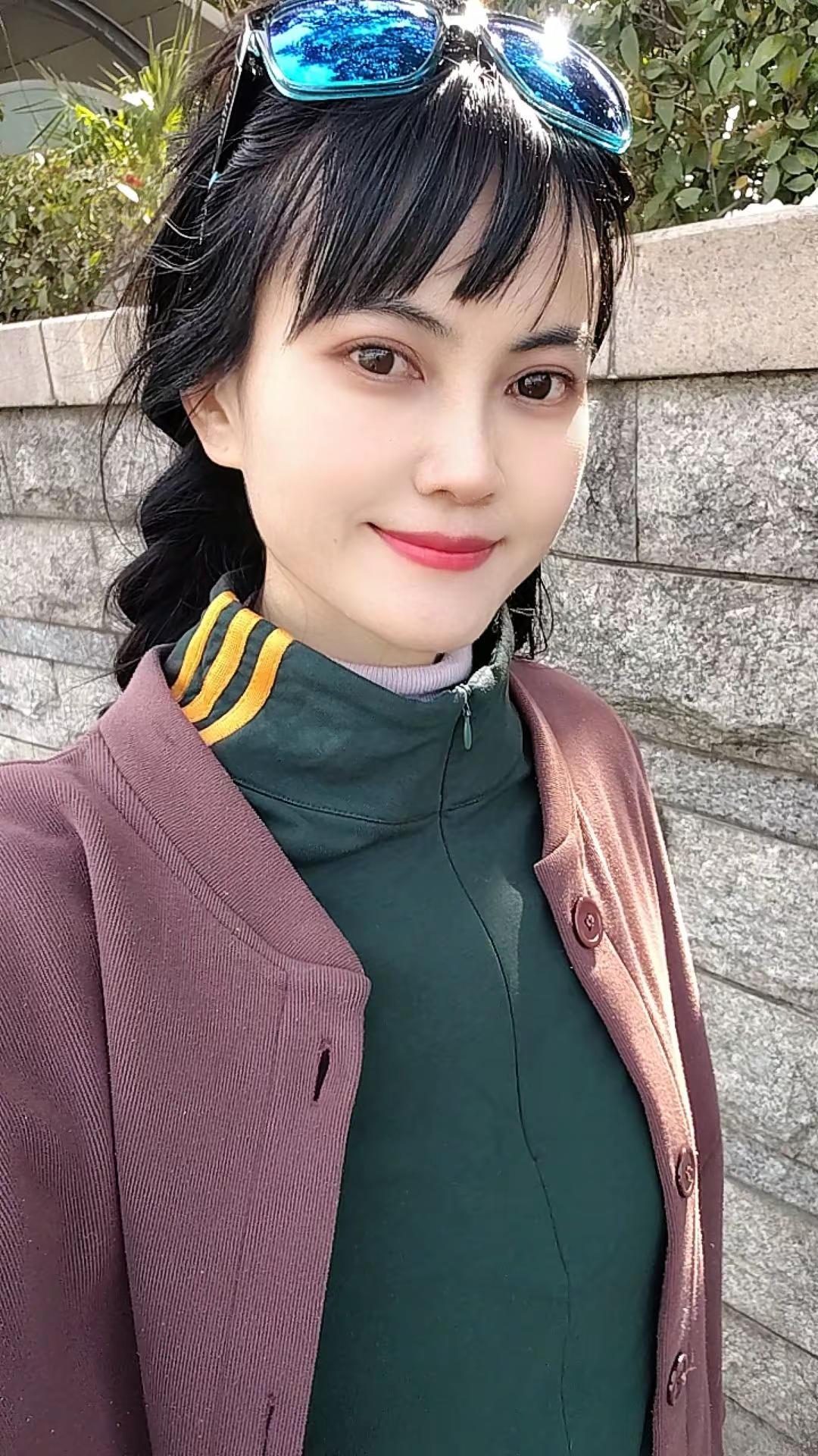 好怀念以前素颜时代，可是现在又离不开美颜相机，唉为何只许春回去，却不容我再少年”