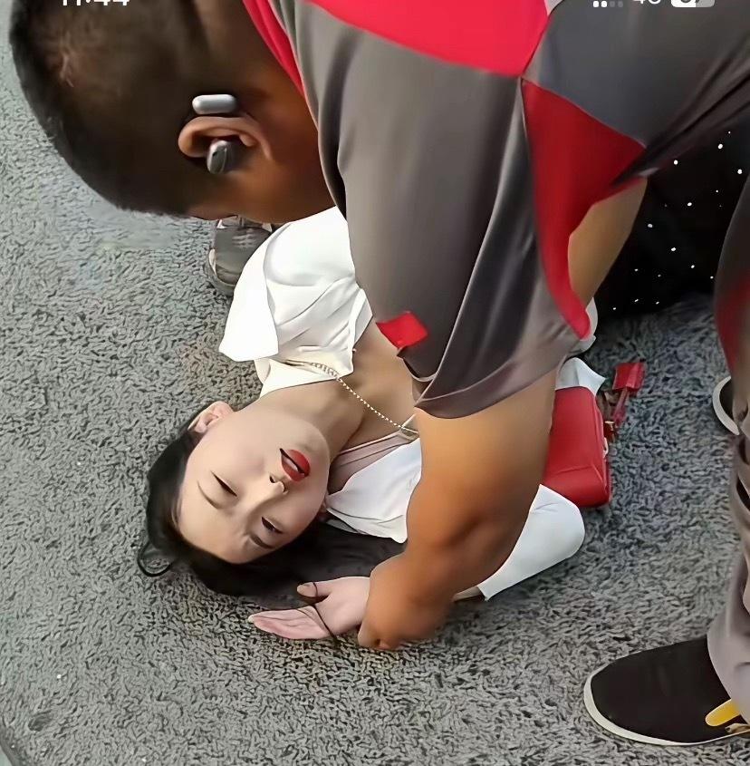 女子晕倒，没人敢扶，最终还是路过的快递小哥伸出缓手，为快递小哥点赞。