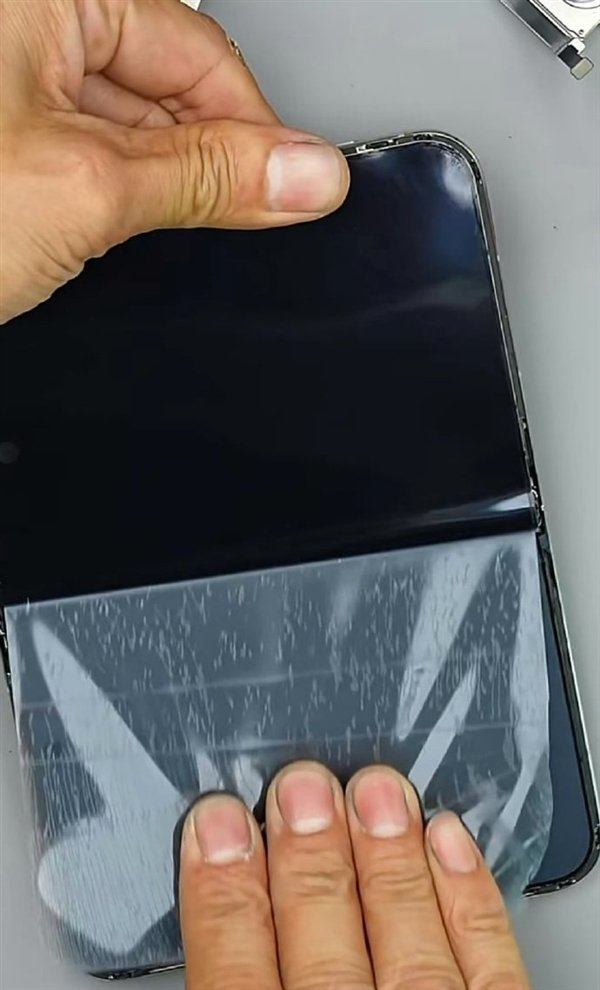 【苹果回应iPhoneDuo磨砂膜可撕】苹果不建议私自拆解更换第三方膜10月23
