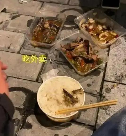 终于有人站出来说了！00后大学生感觉15元的外卖份量太少，竟将商家告上法庭，老板