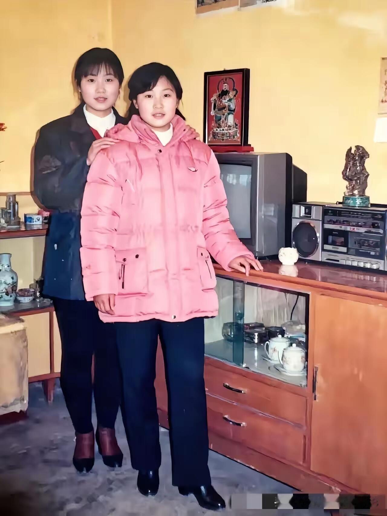 30多年前，年轻女孩的穿搭都是这种款式的，外套比较宽松，不修身，那个时候没有美颜
