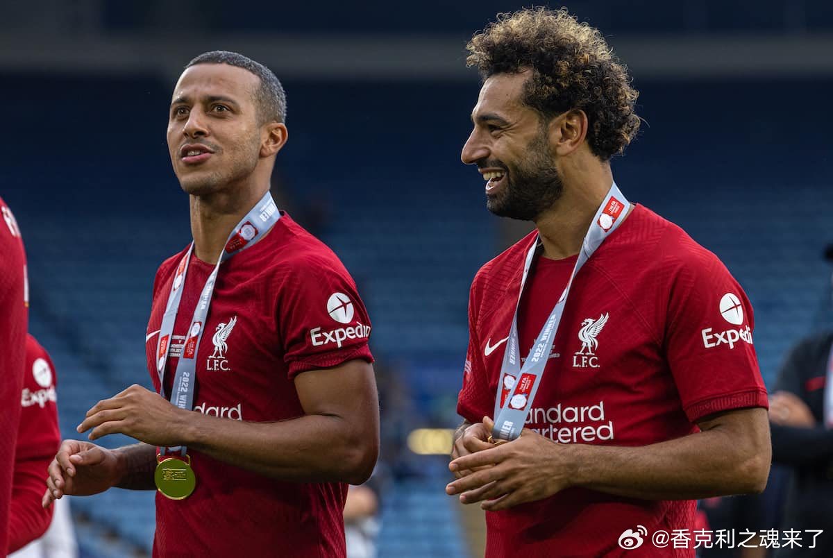 蒂亚戈谈到他在利物浦还保持联系的人：“阿德里安、法比尼奥、萨拉赫、齐米卡斯，以及