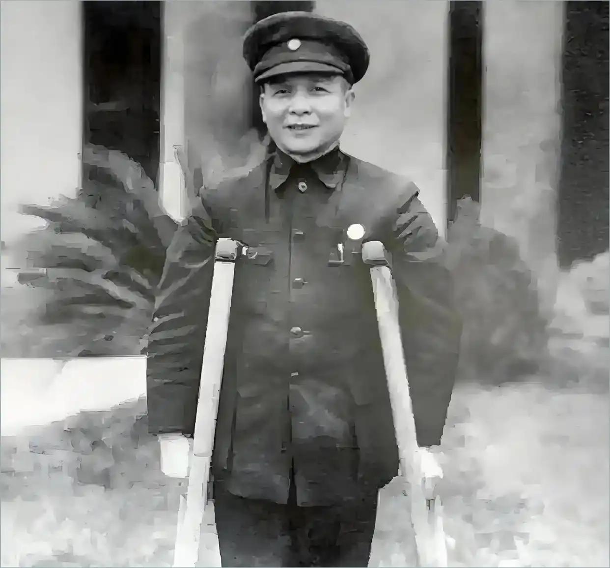 1935年，21岁的钟赤兵，在娄山关战役中担任红三军12团政委。率部冲锋时，右腿