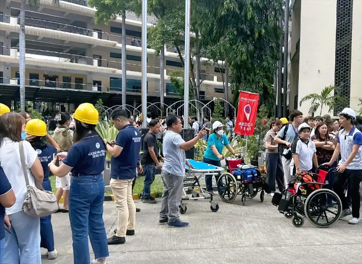 菲律宾还真是多灾多难，当地时间1月7号上午，菲律宾南部突然晃了起来，一场6.7级