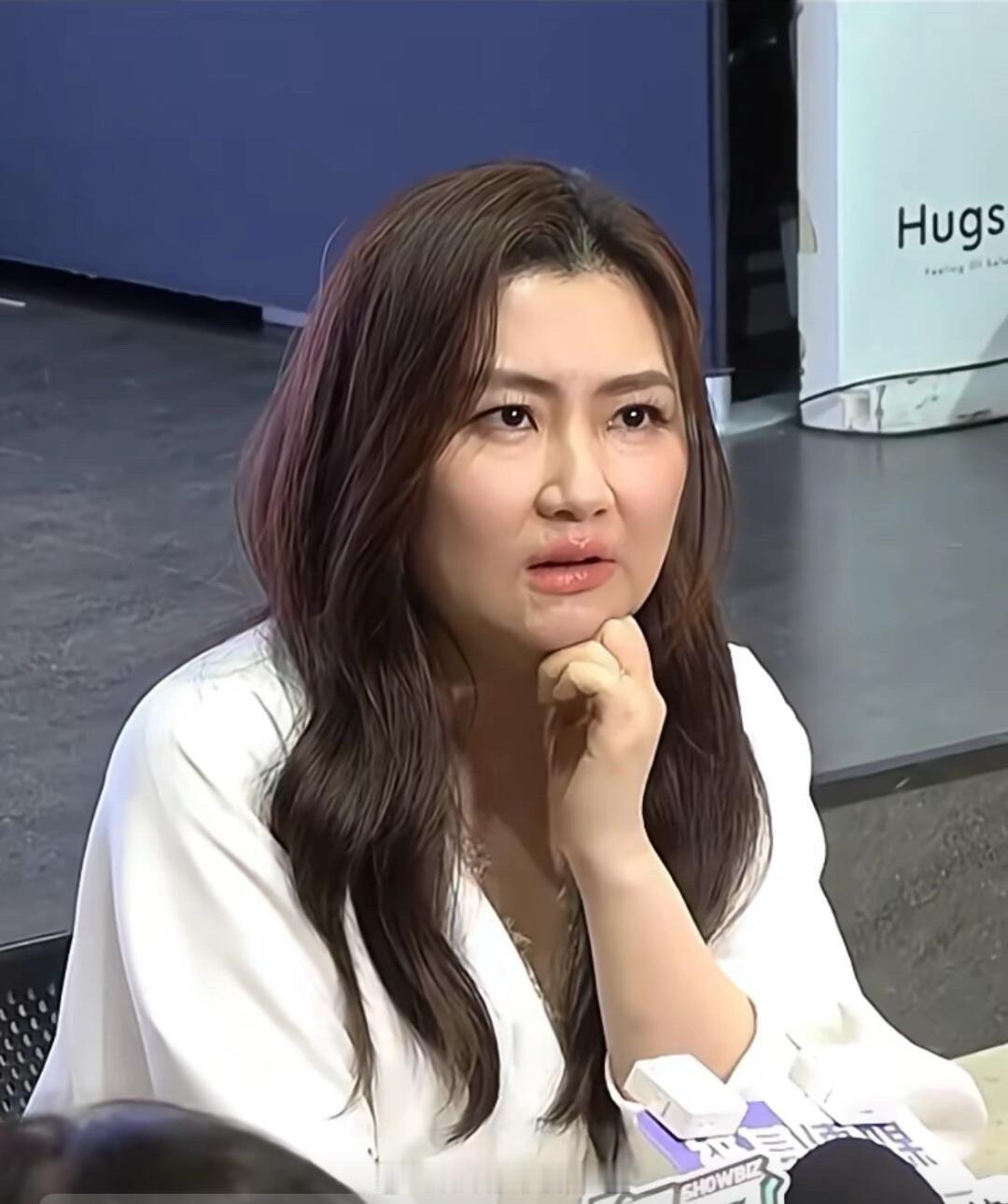 天啊，这是Selina任家萱？SHE任家萱现身专访活动，产后的身材发福，很多媒体