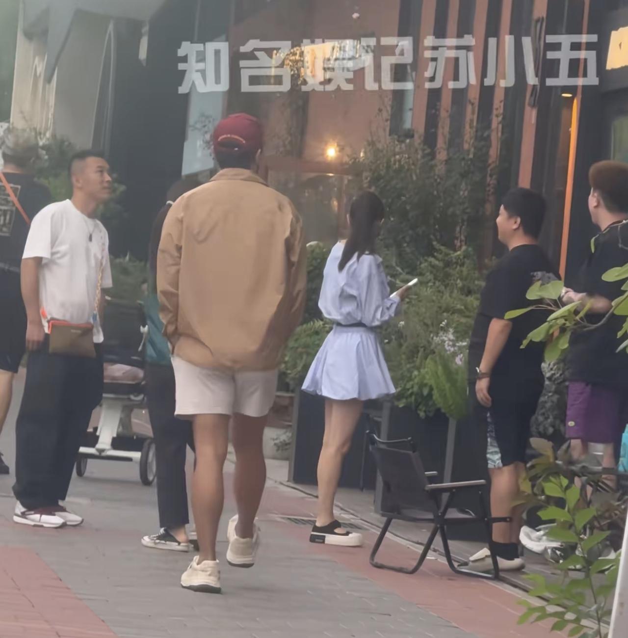 佟丽娅陈思诚带儿子吃饭，曾经的一家三口再同框，说说笑笑画面温馨，离婚后还相处这么