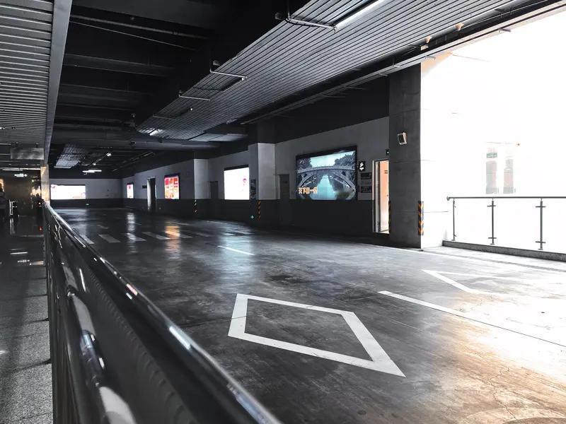 近日，深圳市某公司经营的地下商场停车场，未设置人工收费渠道，消费者扫码后会收到弹