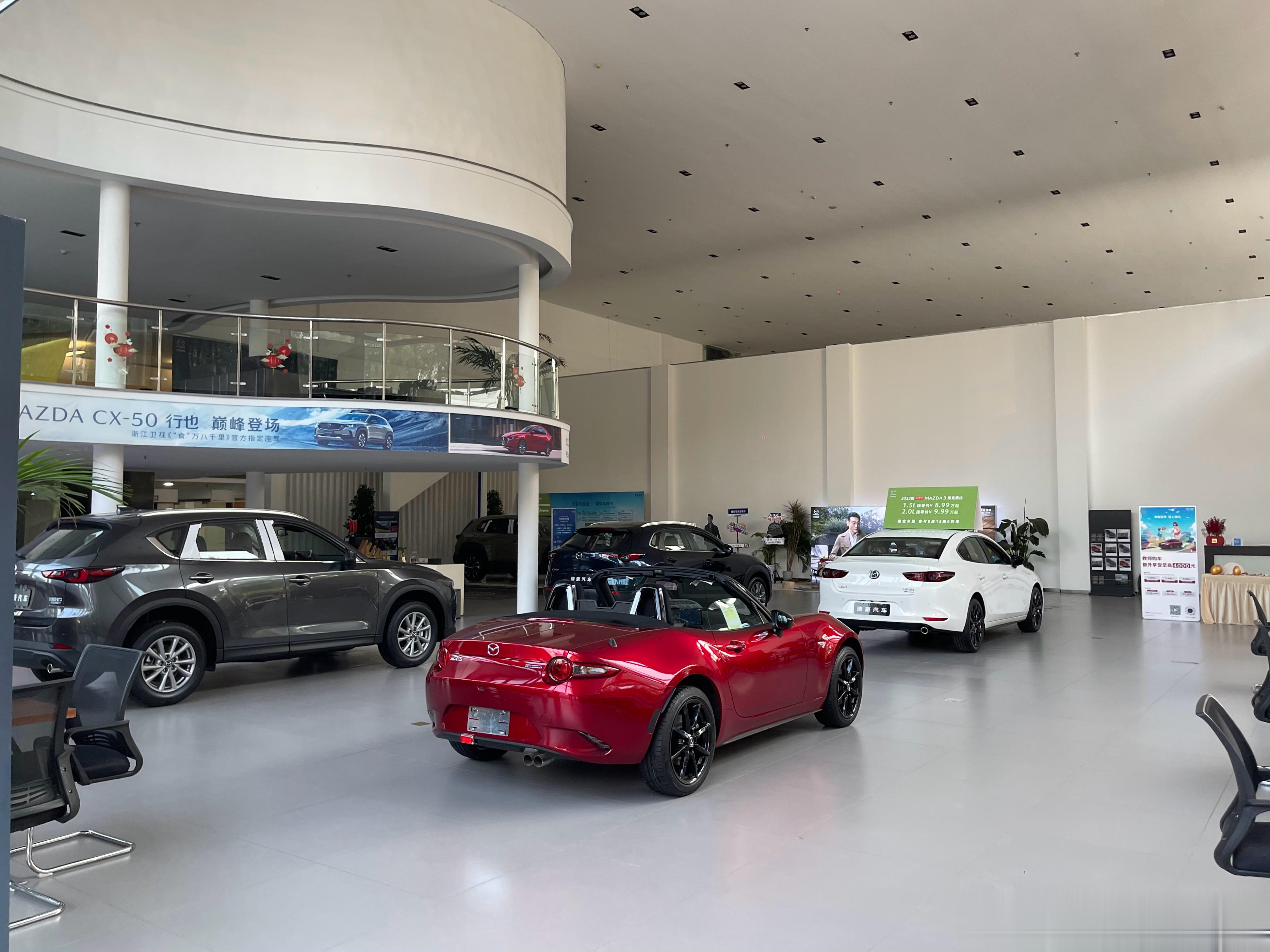 马自达4S店里居然都卖平行进口的MX-5了？！[吃惊]#凯文聊车# ​​​
