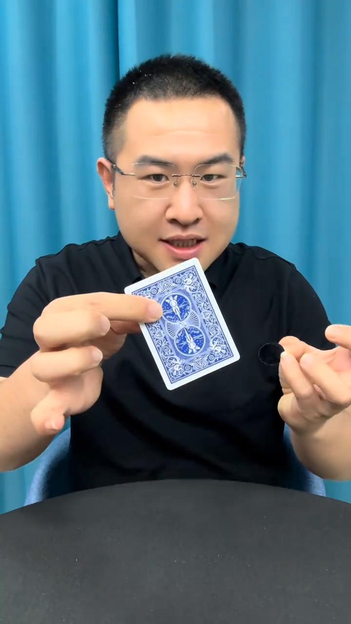你看到这个洞了吗？看好了，弹个响指，从这个位置直接把这个洞拿下来，洞就消失了。你