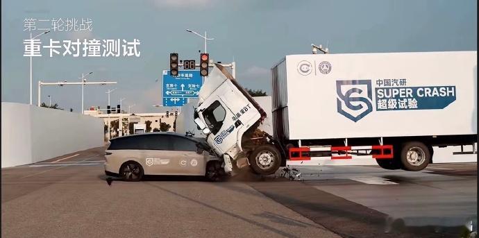 SUV撞卡车，还撞赢了，大家都夸这SUV真结实。但是另一方面说，这卡车是不是太脆