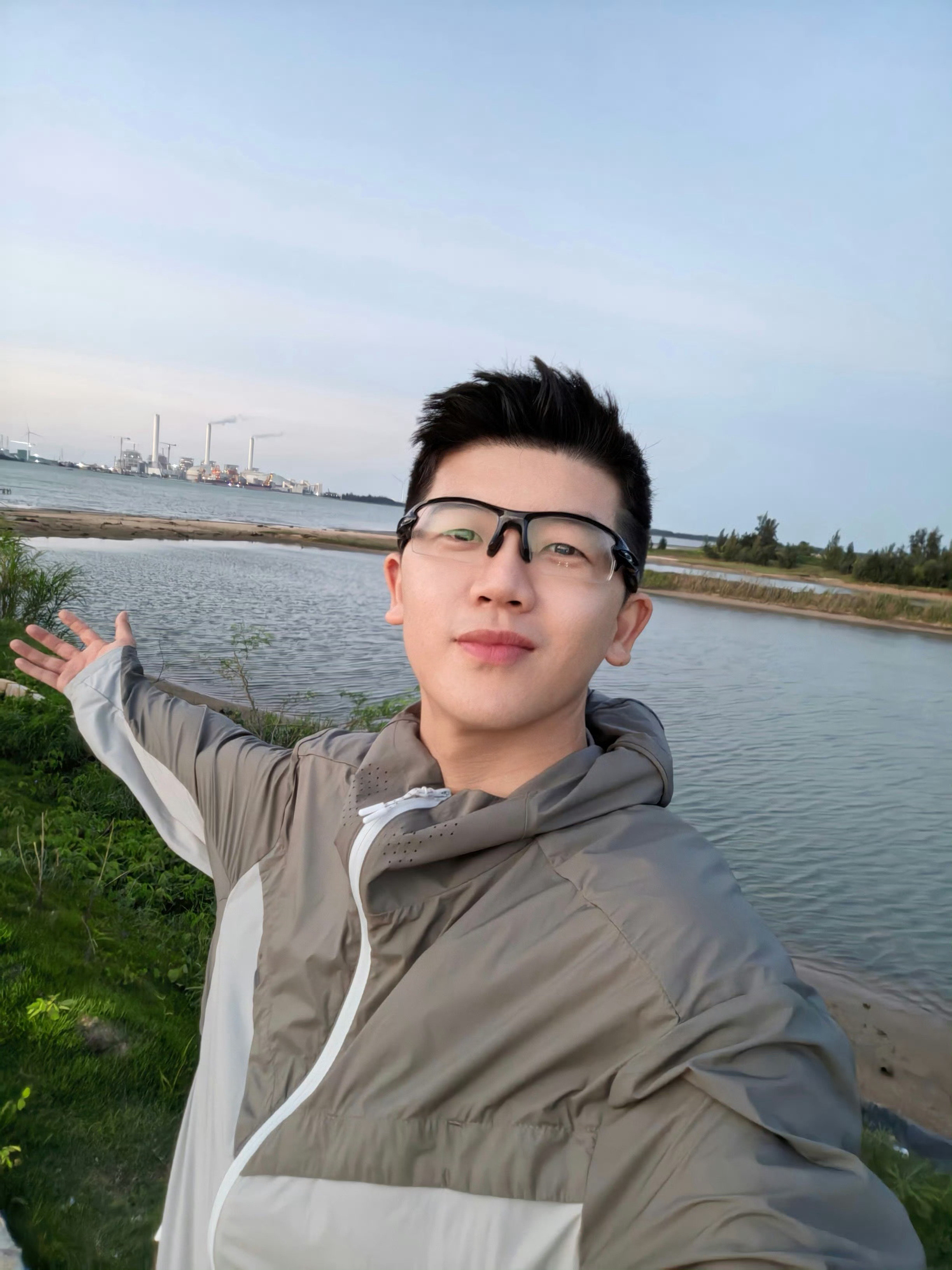同事说，趣评测两个老板是大网红，但是呢，他还没有和老板合影过，我以为他社恐，他告