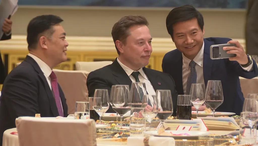 埃隆·马斯克已经准备好参加中国为特朗普举办的盛宴，宴会即将正式开始。

照片右侧