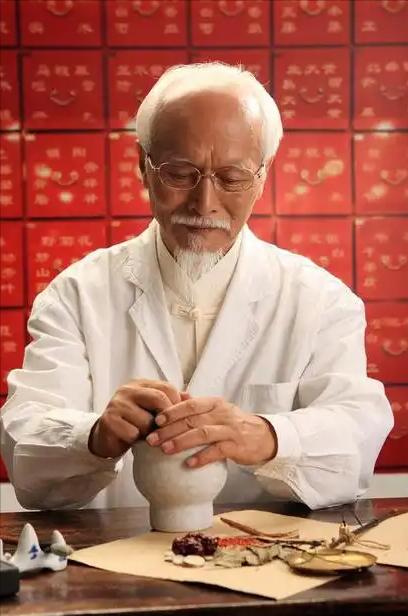 为什么中药不能采用双盲实验? 很简单，中医一人一方，这是中医推崇的治疗方法，既然