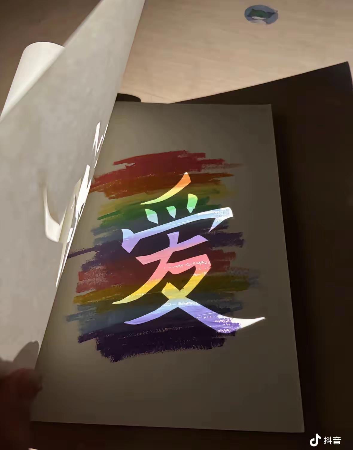大家看新闻了没有？就是说中科大的一个班主任去查宿舍，发现一个男生床头放着半箱方便