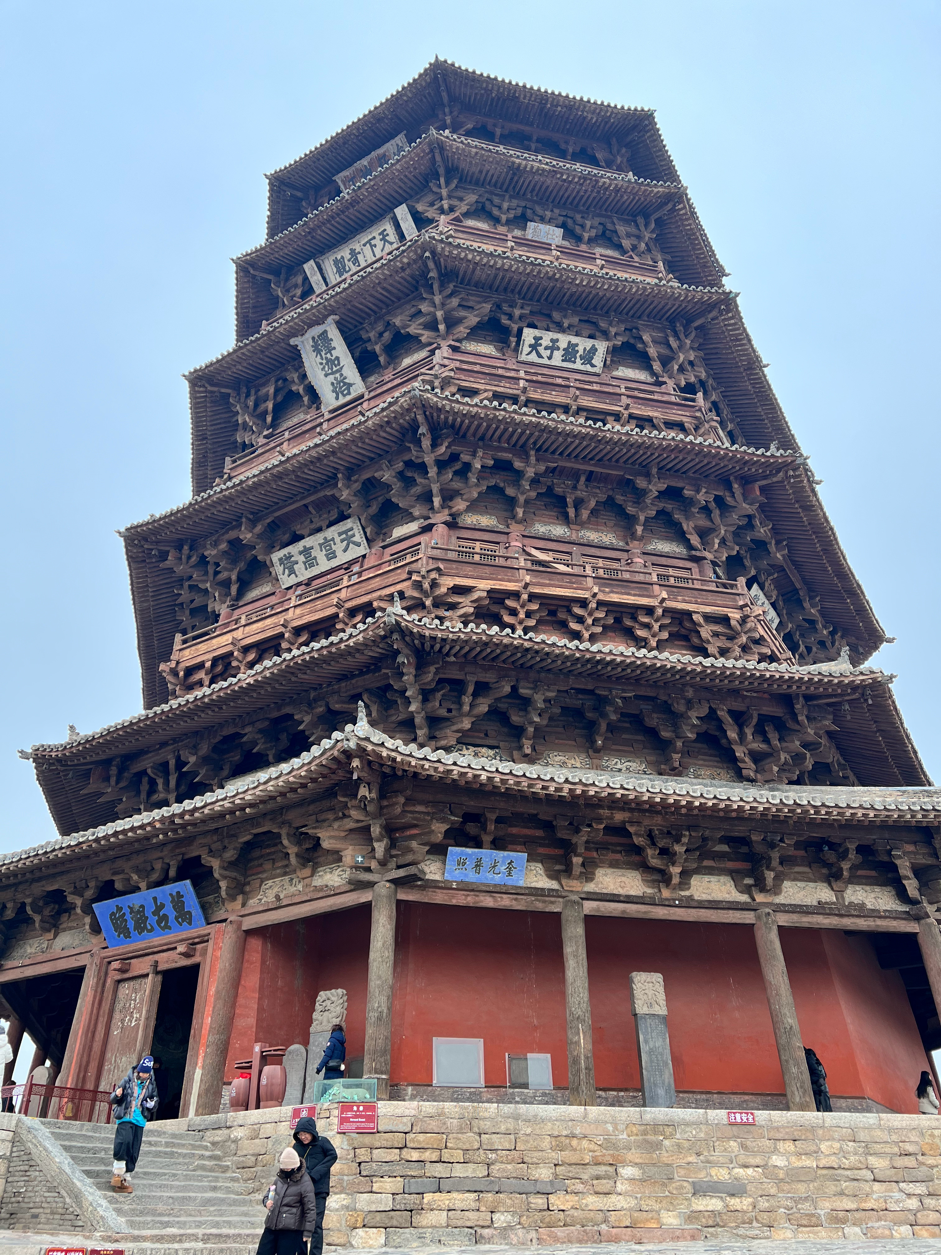 山西大同应县木塔。这座塔为纯木质结构，挺叹为观止的。已经接近千年，现在不让登塔，