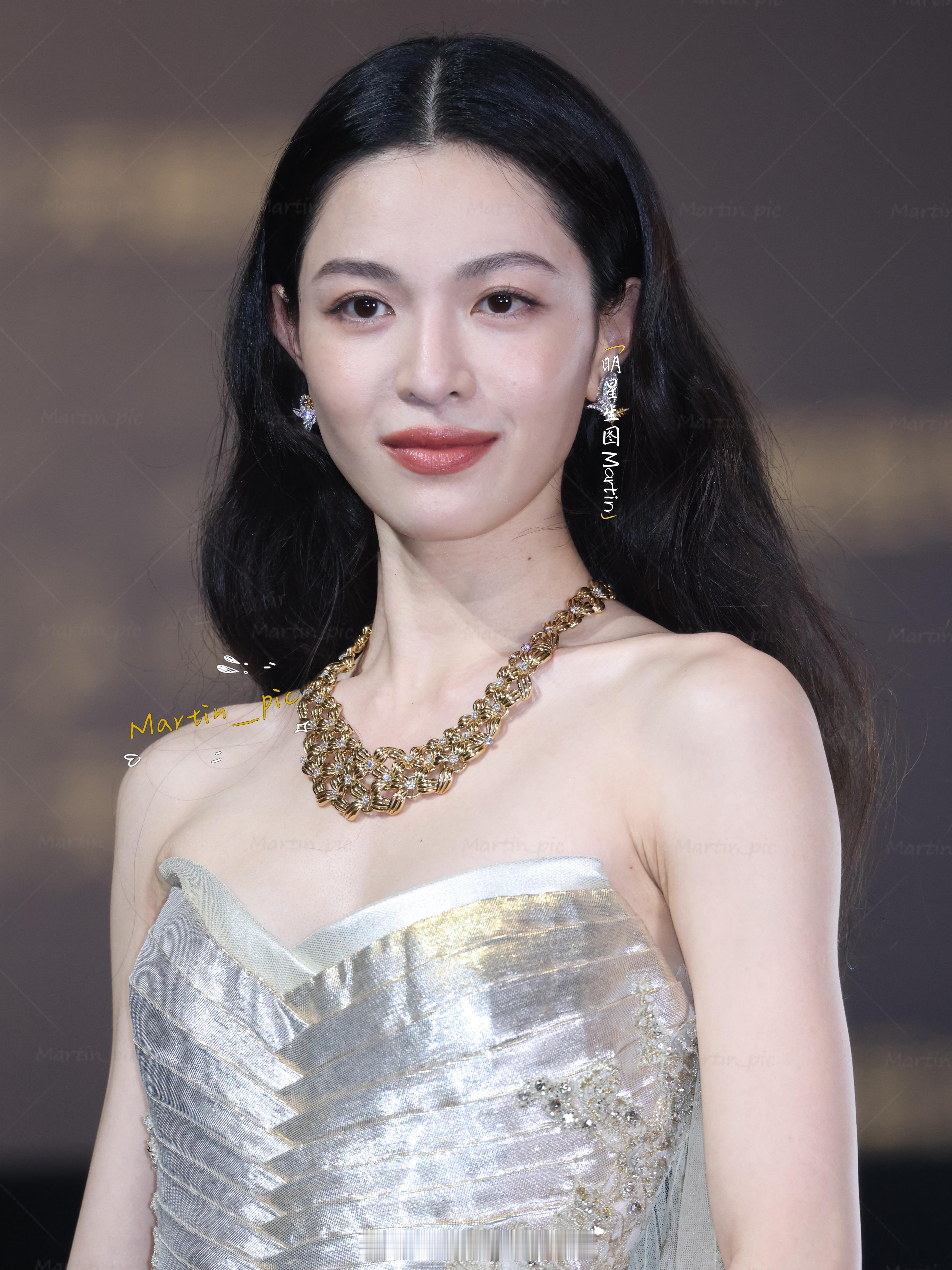 钟楚曦[超话]  天猫金妆奖钟楚曦红毯生图姐姐这个肌肉线条和直角肩太🉑了[羞嗒