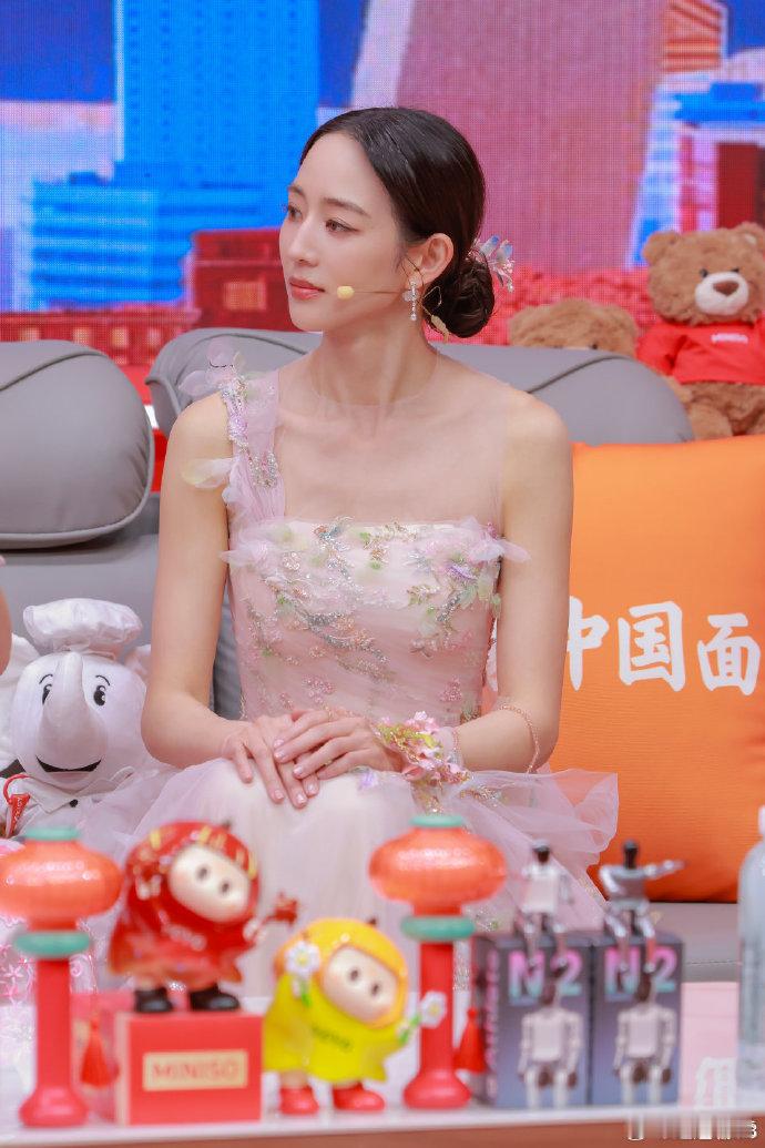 张钧甯上春晚得发几百个朋友圈救命！张钧甯马年圆梦春晚的快乐藏不住了！全程嘴角就没