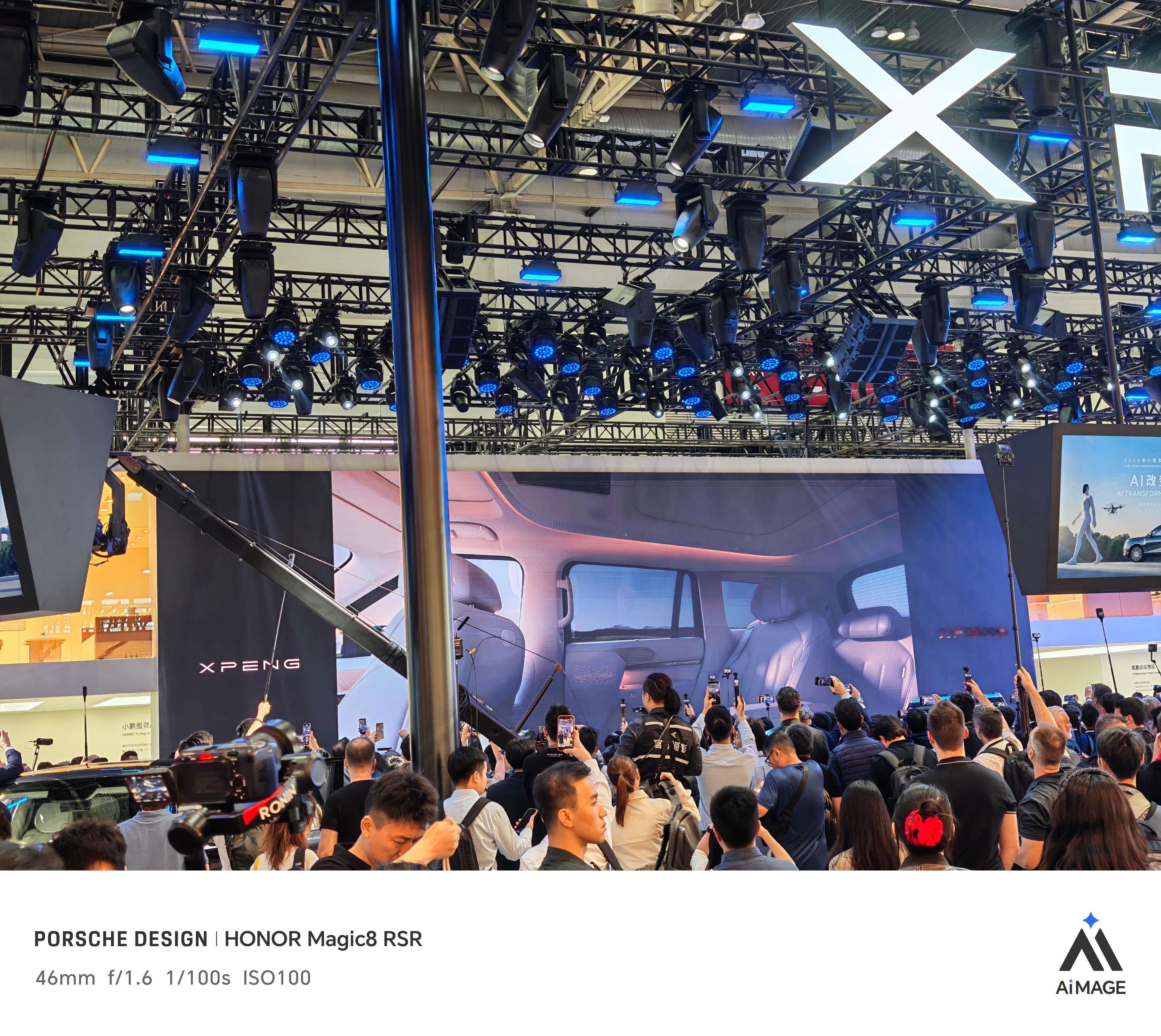 今天北京车展传说中的小鹏GX神秘新颜色昆仑云境，用的是经典的双拼色，这个配色还是