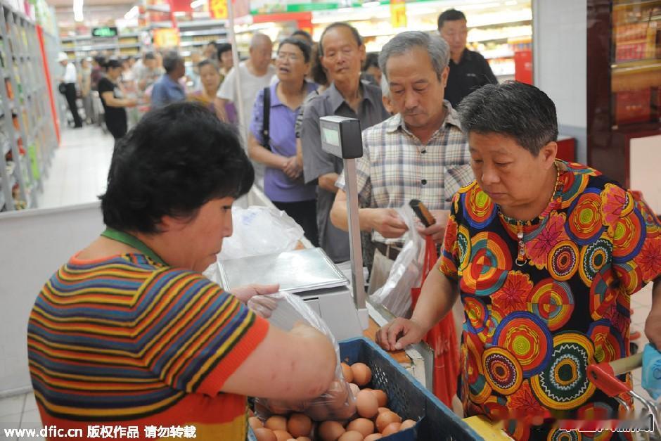 同车旅游的人围在一块吃早餐。一个女人边吃油条边说，这油条太油腻了。
哪根油条不油