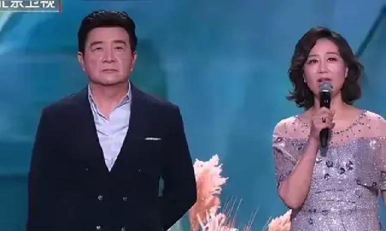 周里京这名字现在听的人不多，可当年他一张脸就是流量。
八十年代的电影院里，海报只