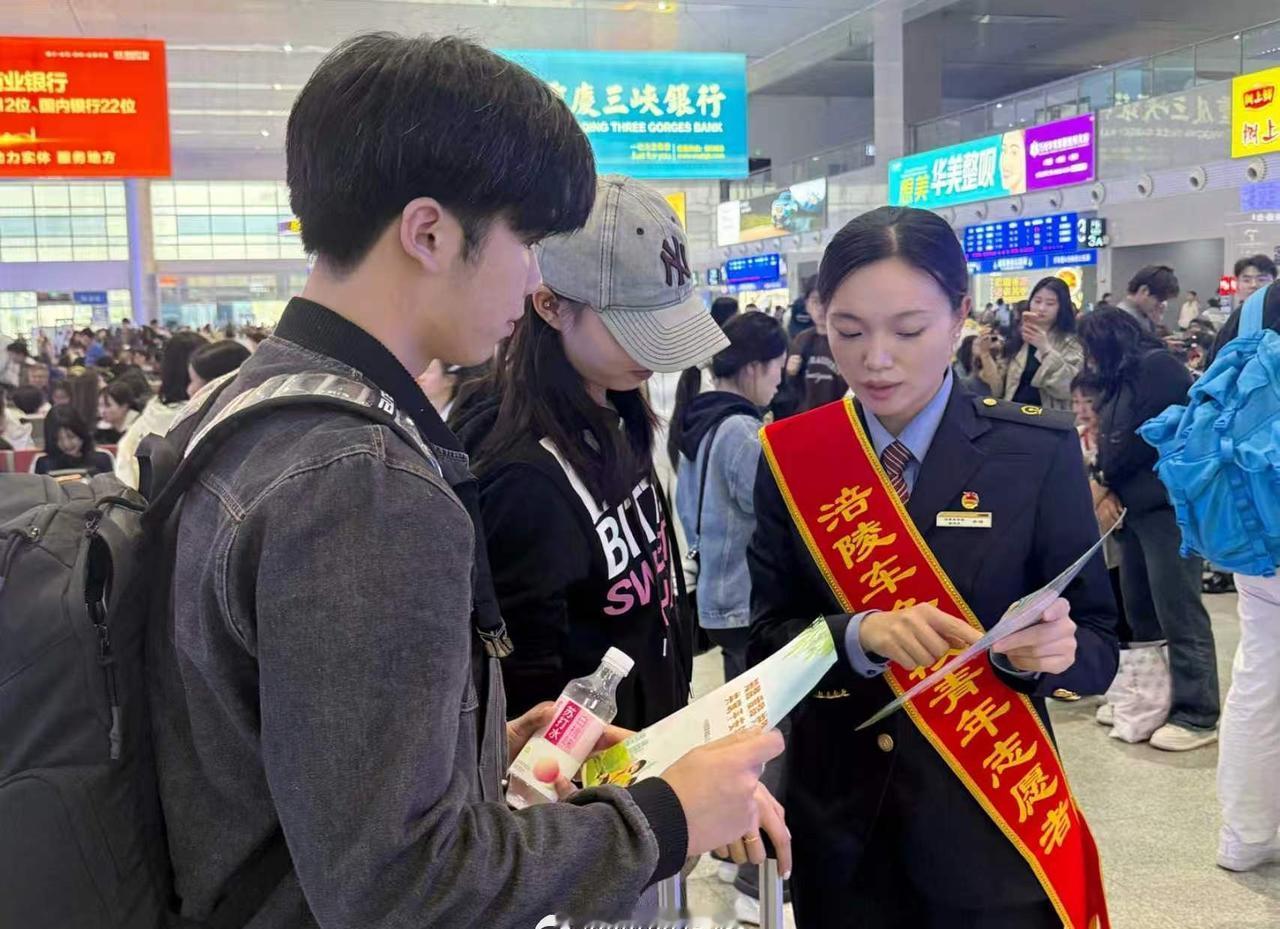 近日，万州北站联合铁路派出所5人在候车室开展安全普法宣传活动。工作人员发放安全手